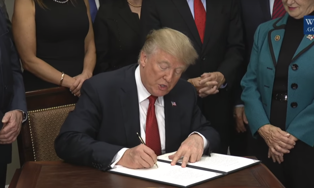 Donald Trump signs healthcare executive order 10-12-17
