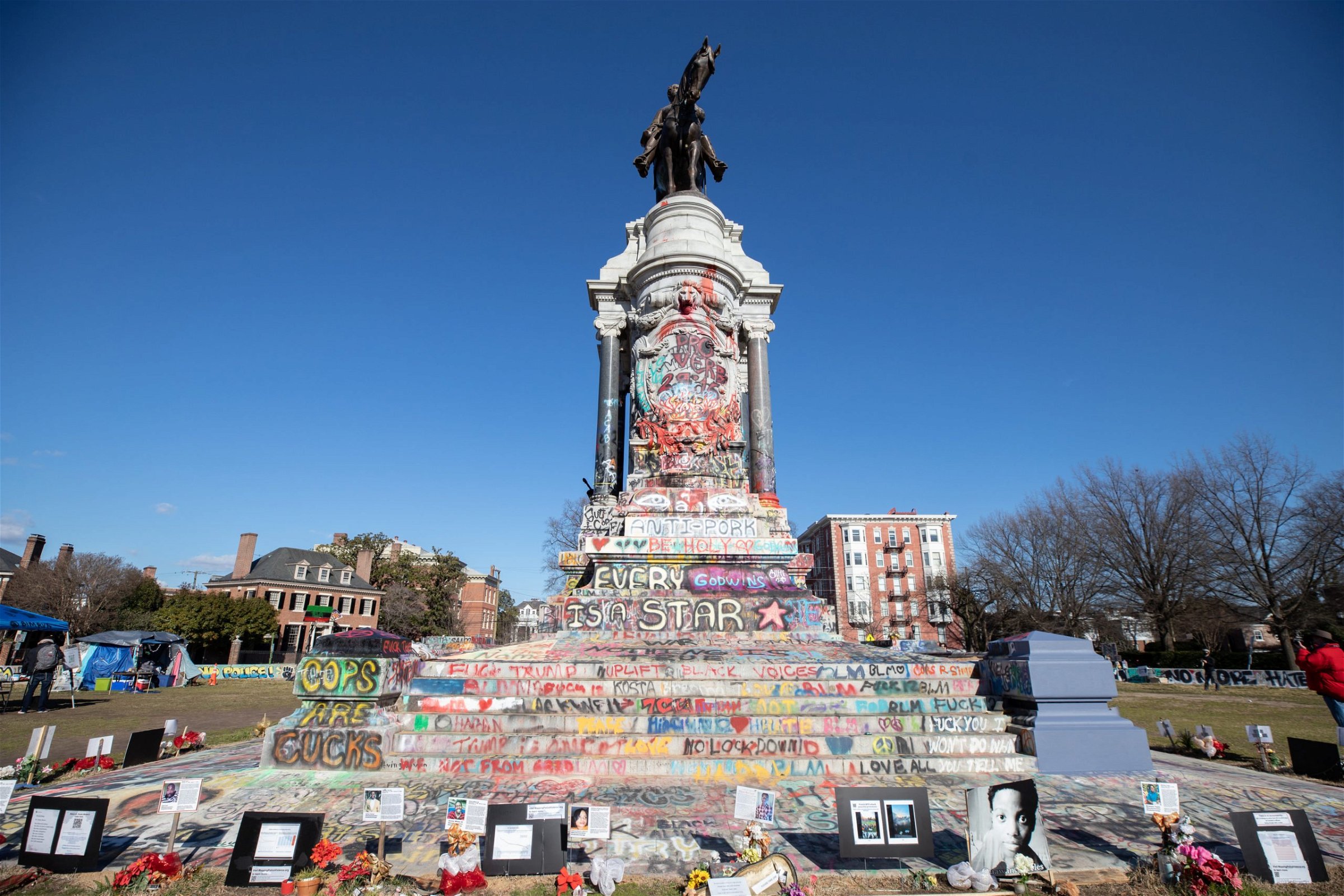 The Robert E. Lee statue in Richmond, Virginia, has been transformed into a piece of what community members call protest art where people gather to participate in mutual aid, play sports and garden, Jan. 17, 2021. (Kaylee Greenlee - Daily Caller News Foundation.) 